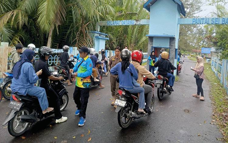 Pengunjung Pantai Sungai Bakau Seruyan Menurun Saat Libur Lebaran