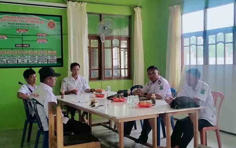 Camat Kapuas Kuala Tinjau Pelayanan Publik di Sejumlah Desa Pasca-libur Lebaran