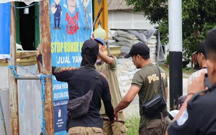 Satpol PP Seruyan Tertibkan Spanduk dan Baliho Tak Sesuai Aturan di Seruyan Hilir