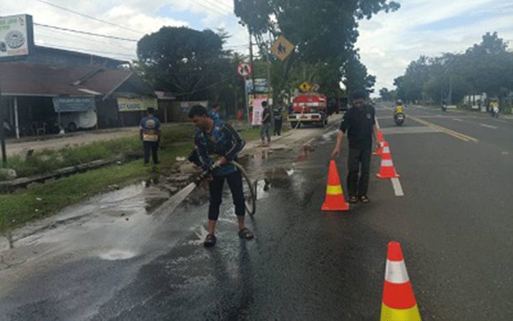 BPBD Palangka Raya Tangani Cepat Tumpahan Solar di Jalan Tjilik Riwut