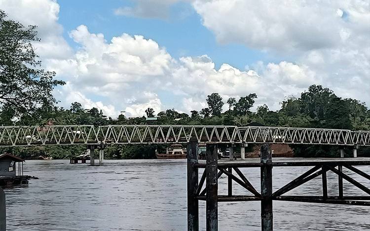 Dishub Tunda Sementara Aktivitas Kapal Melintas di Jembatan KH Hasan Basri Akibat DAS Barito Naik