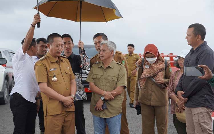 Pemkab Sukamara Terima Kunker Asisten Setda Ketapang Tinjau Jembatan Jelai