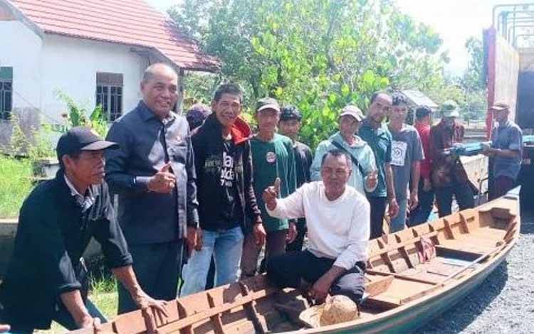 Anggota DPRD Kapuas Apresiasi Bantuan Perahu untuk Tiga Kelompok Nelayan di Selat