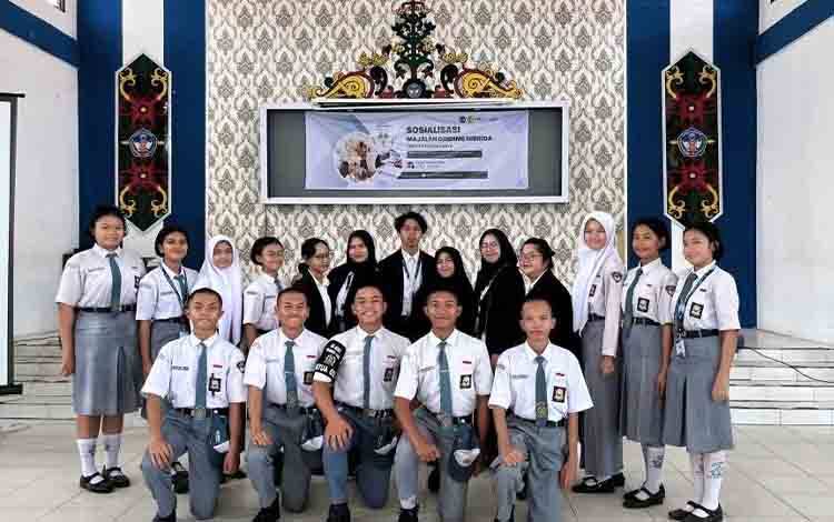 Sosialisasi Mading Hibrida di SMAN 5 Palangka Raya Gabungkan Kreativitas Digital dan Fisik
