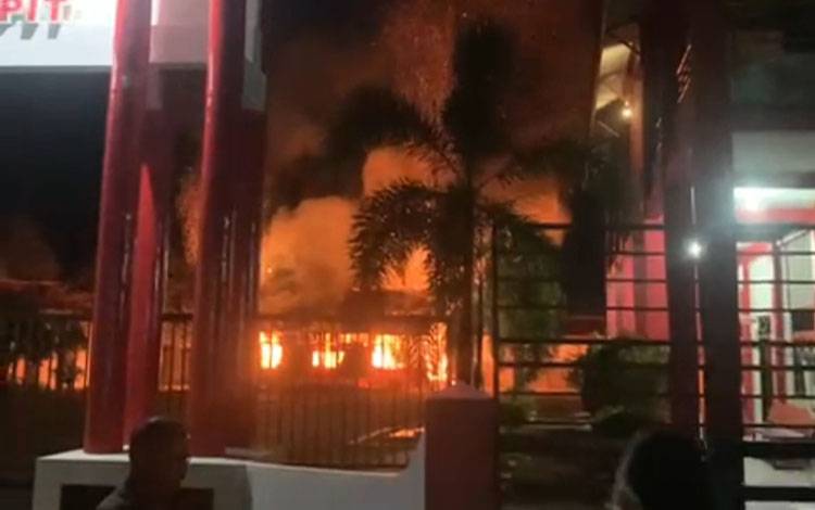 Selain Dua Rumah, Kebakaran juga Hanguskan Bangunan Kampus STIH Habaring Hurung Sampit