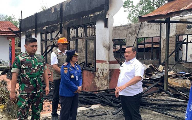 Bupati Kotim Tinjau 2 Lokasi Kebakaran dan Salurkan Bantuan untuk Korban