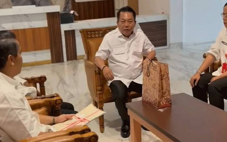 Pemkab Kapuas Terima Sertifikat Tanah RS Pratama Pujon dari BPN