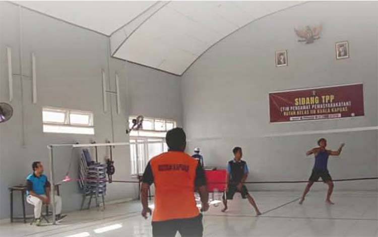 Rutan Kapuas Gelar Turnamen Badminton Antar WBP Meriahkan HBP ke-61