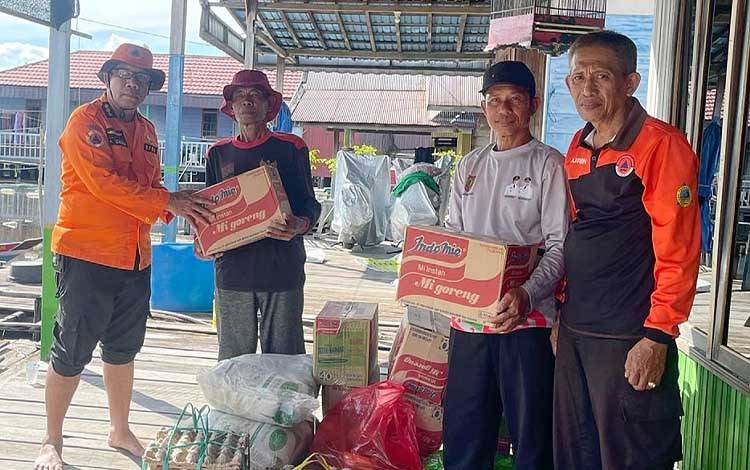 BPBD Damkar Barito Timur Kembali Salurkan Bantuan Korban Banjir di Desa Kalinapu
