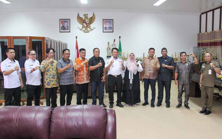 Bupati Seruyan Sambut Komisi IV DPRD Kalteng Tinjau Jalan Menuju Pelabuhan Segintung