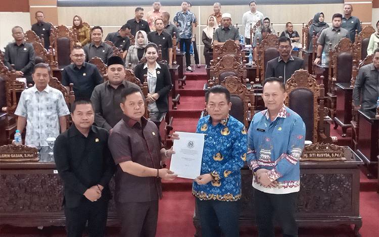 DPRD Kapuas Gelar Paripurna Penyampaian Raperda Pemekaran Kecamatan dan Rekomendasi LKPj Bupati
