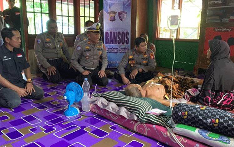 Polres Seruyan Salurkan Bantuan Sosial kepada Korban Kecelakaan dan Disabilitas