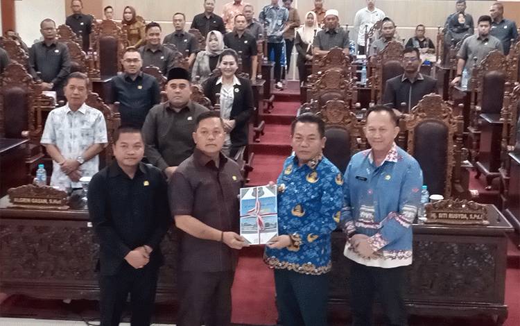 DPRD Kapuas Terima Raperda Pemekaran Kecamatan Mantangai