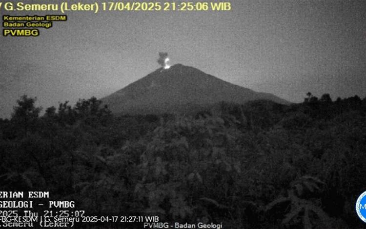 Gunung Semeru Erupsi dengan Tinggi Letusan 700 Meter pada Kamis Malam