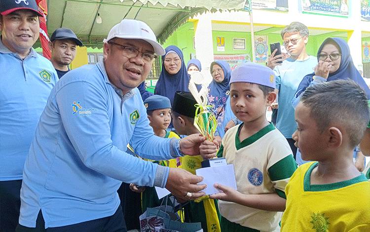 Anggota DPRD Pulpis Hadiri Acara Hari Jadi MIN 1 Pulang Pisau