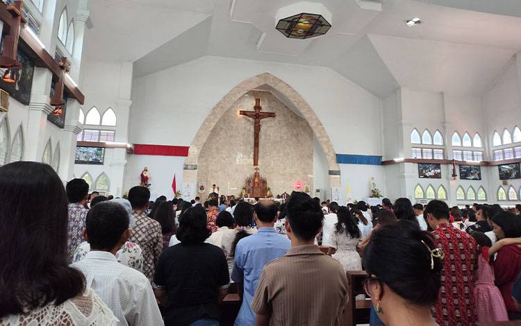 Ribuan Umat Katolik Rayakan Paskah dengan Misa di Katedral Santo Maria Palangka Raya