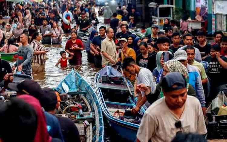 Banjir di Kota Muara Teweh Jadi Wisata Dadakan