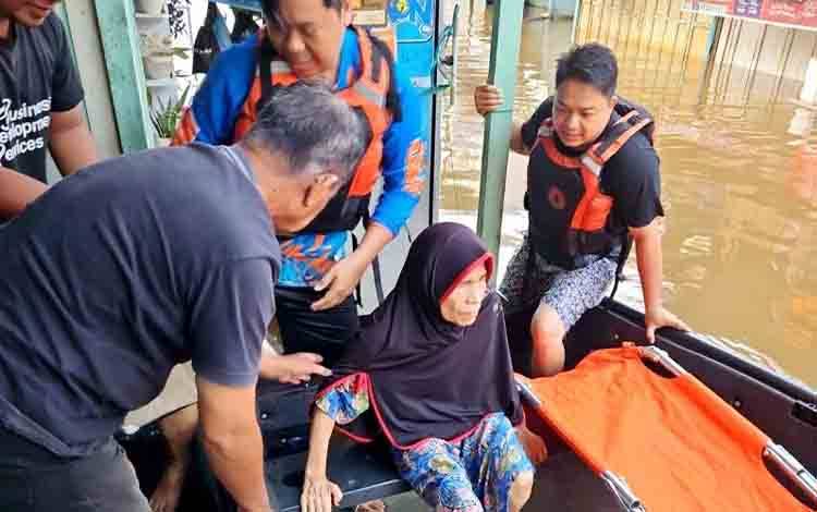 Personel BPBD Barito Utara Evakuasi Lansia dan Kendaraan Terdampak Banjir di Sejumlah Titik