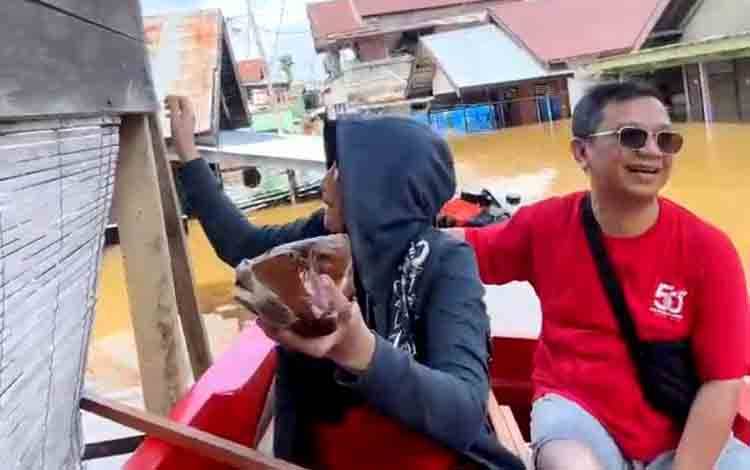 Legislator Ini Salurkan Bantuan Makanan untuk Warga Terdampak Banjir