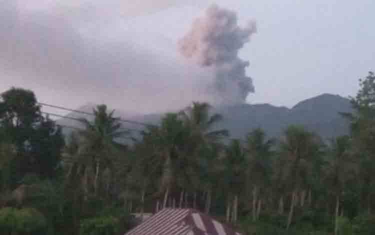 Gunung Dukono di Halmahera Utara Erupsi