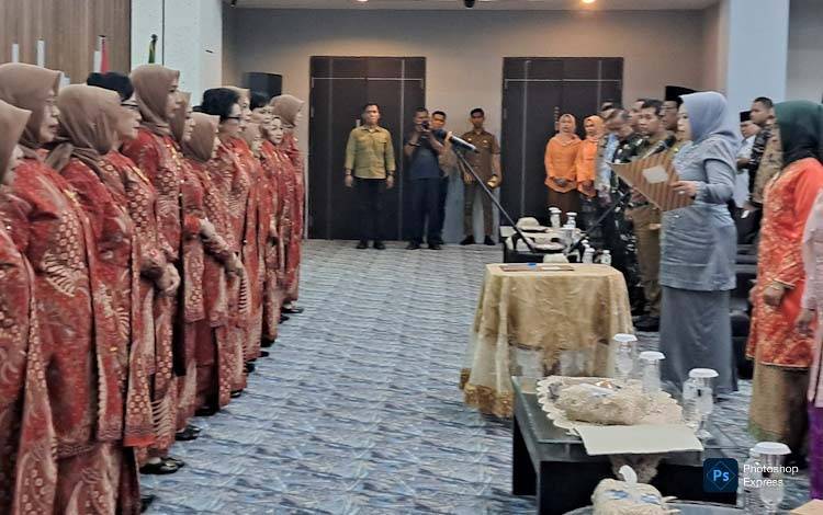 Peringati Hari Kartini, Bupati Kobar Kukuhkan Pengurus GOW dan Ajak Perempuan Jadi Generasi Tangguh