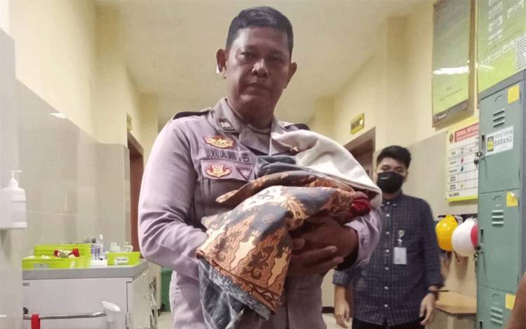 Dua Marbot Masjid Temukan Bayi Perempuan di Halaman Masjid