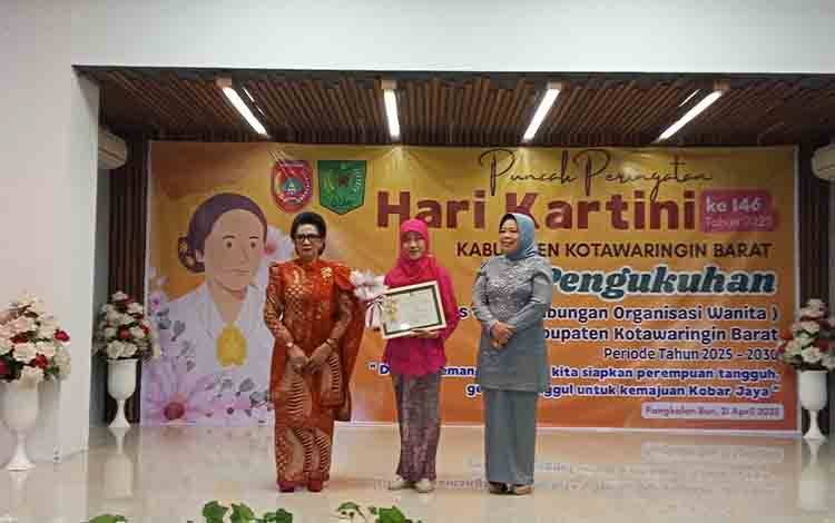 Mia Cisadani Peroleh Penghargaan Wanita Inspiratif Bidang Pendidikan