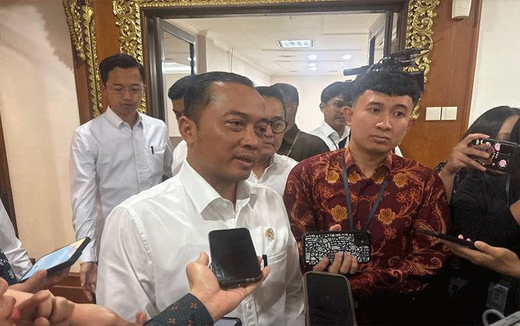 Mensesneg: Tak Ada Matahari Kembar Dalam Silaturahmi Pejabat ke Jokowi