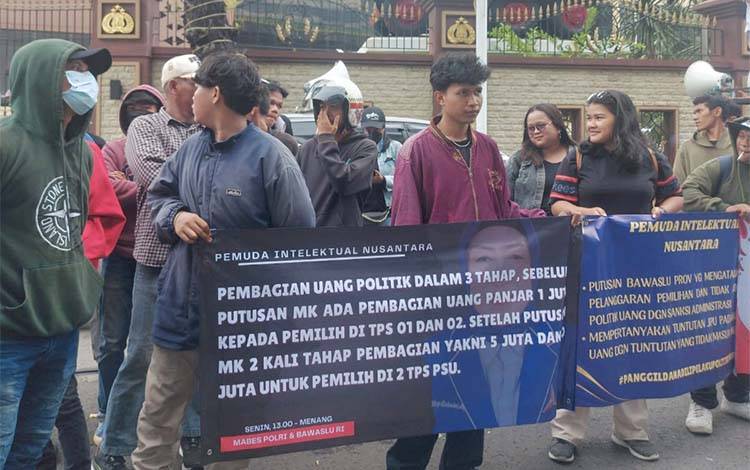 Massa Demo di Mabes Polri soal Politik Uang PSU Pilkada Barito Utara
