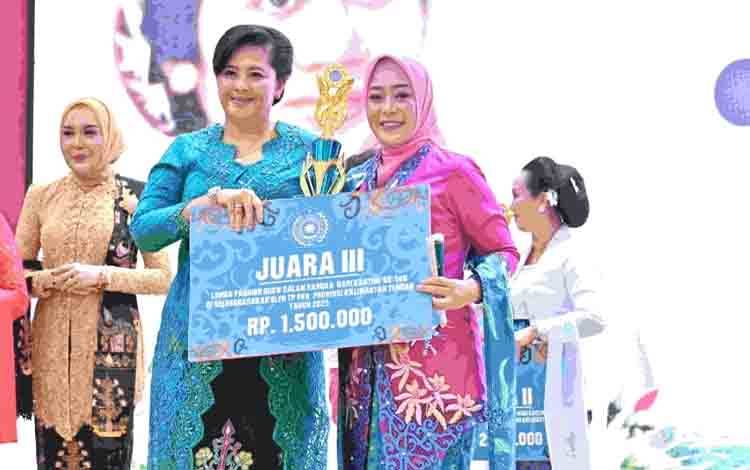 Holly Diany Reza Prabowo Raih Juara III Fashion Show Hari Kartini