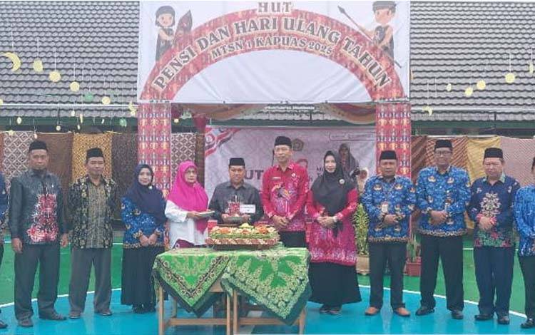Meriahkan HUT ke-28, MTsN 1 Kapuas Gelar Pemotongan Tumpeng Hingga Bazar