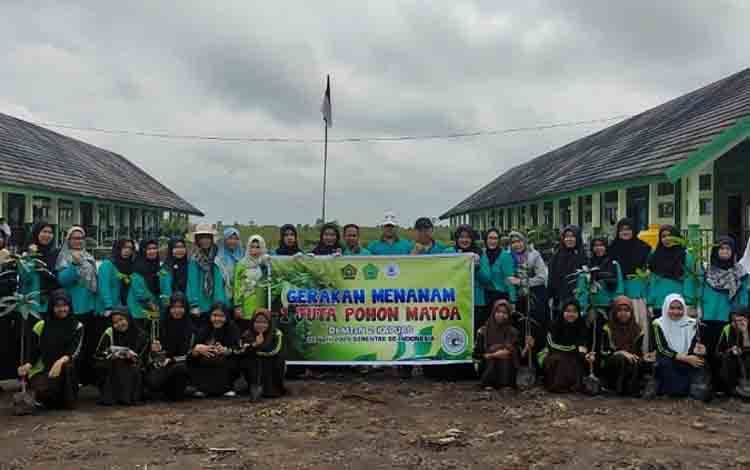 MTsN 2 Kapuas Turut Berpartisipasi Dalam Gerakan Penanaman Bibit 1 Juta Pohon Matoa