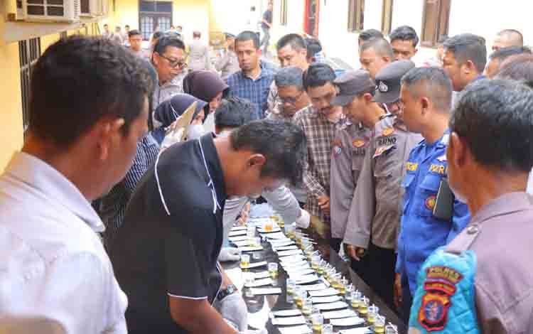 Polres Kobar Lakukan Pemeriksaan Urine Mendadak Seluruh Personel, Ini Hasilnya