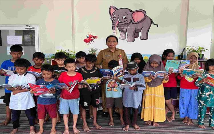 Komunitas Literasi Cilik Ramaikan Sore Hari di Disarpustaka Kapuas