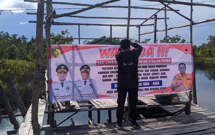 BPBD Palangka Raya Pasang Spanduk Peringatan Banjir di Petuk Katimpun