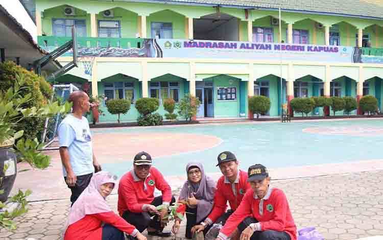 MAN Kapuas Turut Sukseskan Gerakan Penanaman Satu Juta Pohon Matoa