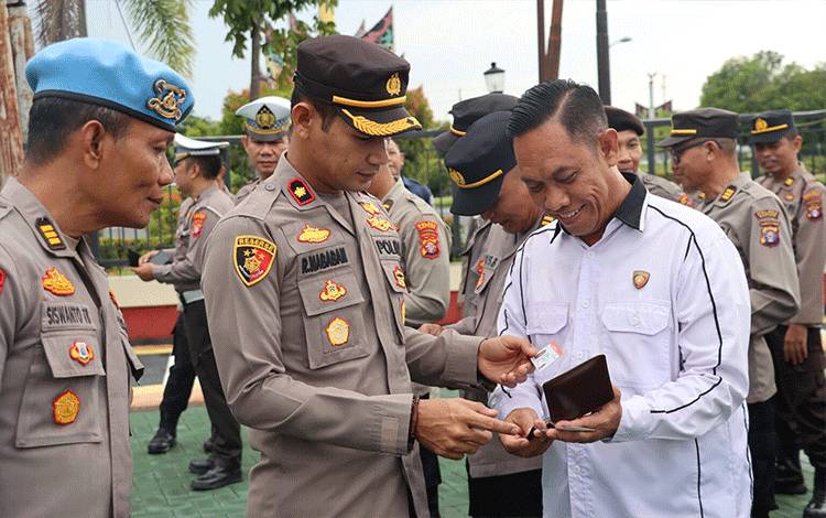 Wakapolres Kapuas Cek Kelengkapan Personel Untuk Cegah Pelanggaran