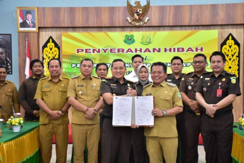 Pemkab Kapuas Hibahkan Barang ke Kejari Kapuas