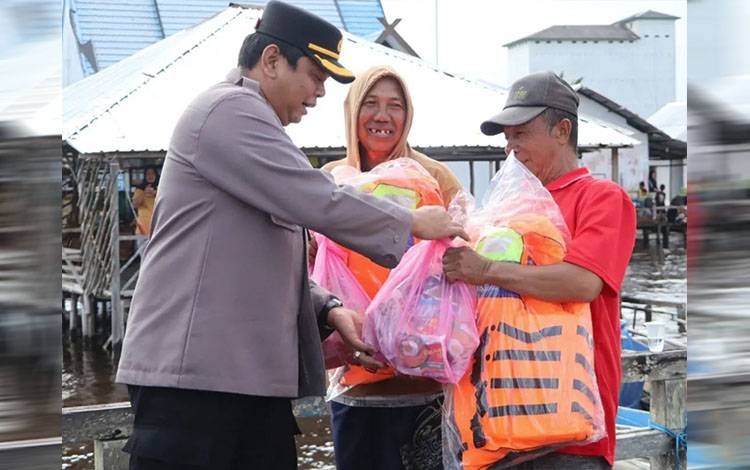 Polres Seruyan Salurkan Life Jacket dan Bansos untuk Nelayan Pesisir Kuala Pembuang