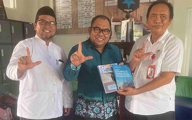Kepala Disarpustaka Kapuas Menerima dan Memberi Buku Karyanya