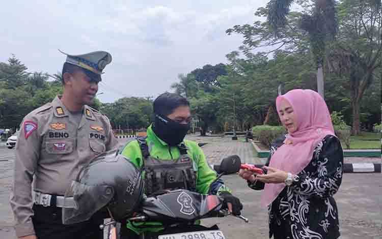 Lengkap dan Taat Pajak, Pengendara Jalan Dapat Coklat