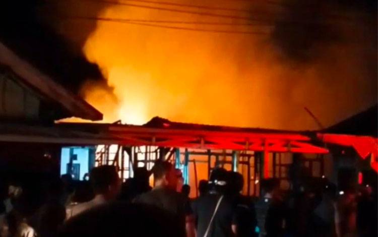Kebakaran di Kuala Pembuang Hanguskan Rumah, Barak 6 Pintu, dan Depot Air Minum