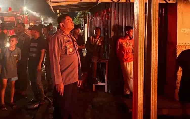 Kapolres Seruyan Turun Langsung Pantau Kebakaran di Kuala Pembuang