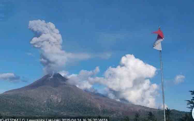 Gunung Lewotobi Laki-laki Delapan Kali Erupsi Sepanjang Kamis