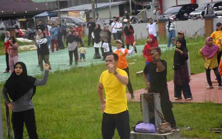 Bupati Pulpis dan Masyarakat Berbaur Senam Jumat Bersama di Lapangan Handep Hapakat