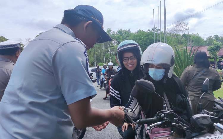 Operasi Gabungan Optimalisasi PAD Berlanjut di Depan Kantor Bapenda Kalteng