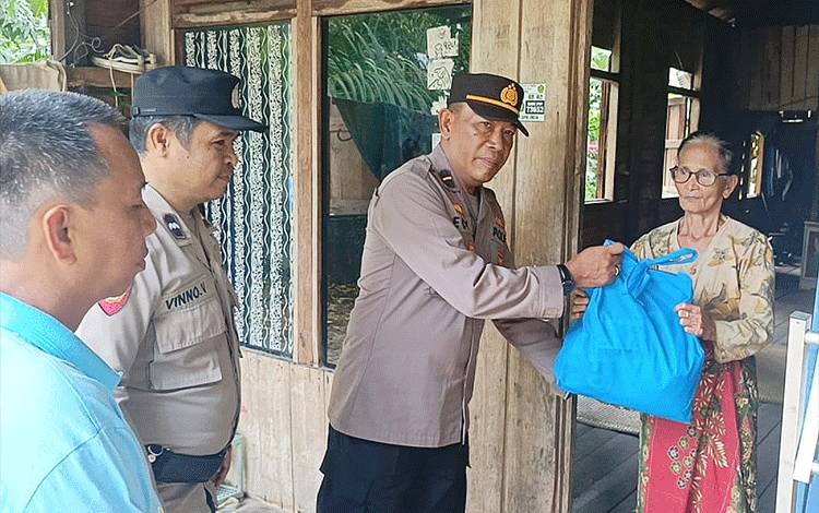 Kepala Desa Kupang Baru Apresiasi Bantuan Sembako dari Polres Barito Timur