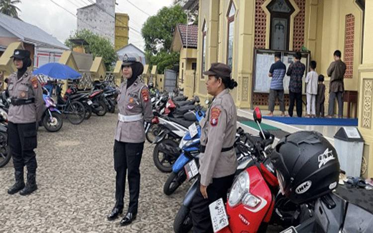 Polwan Polres Seruyan Amankan Salat Jumat