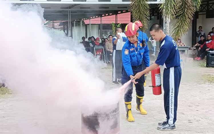 Siswa SMAN 5 Palangka Raya Terima Edukasi Pentingnya Kesiapsiagaan Menghadapi Kebakaran