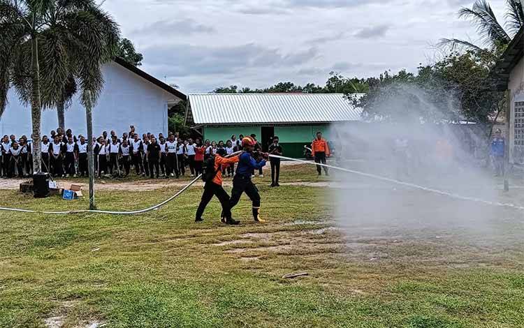 Simulasi Penanggulangan Kebakaran Besar Diberikan untuk SMAN 5 Palangka Raya